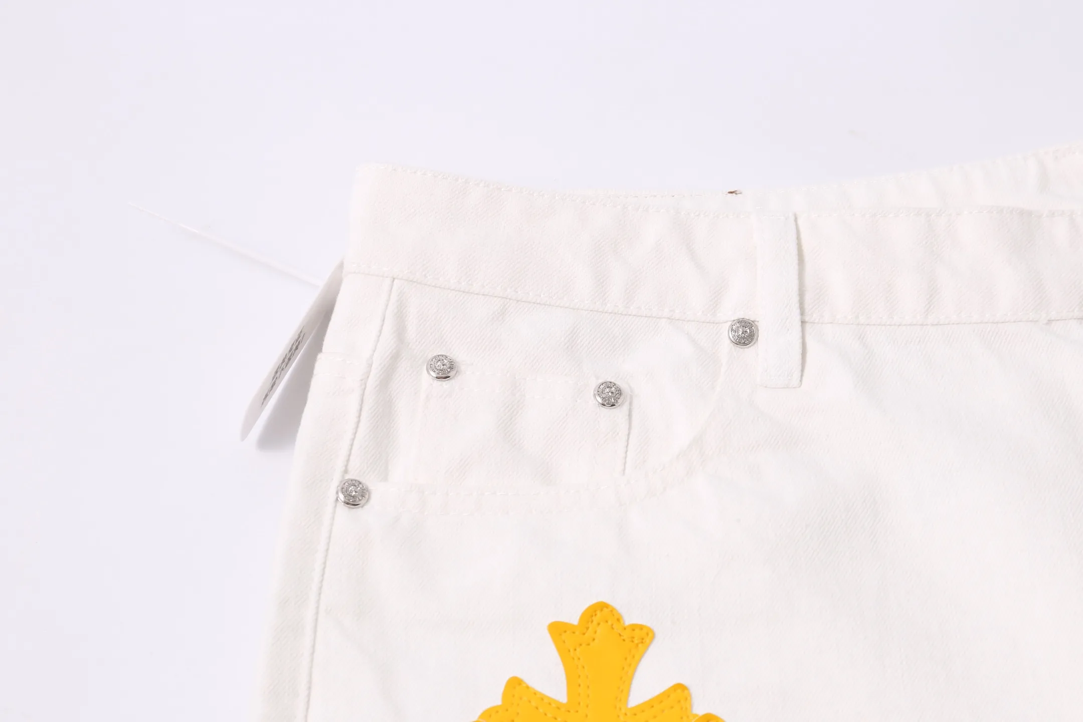 P210 Style number: H897 [Men's zipper style] Croxin & 𝐂𝐡𝐫𝐨𝐦𝐞 𝐇𝐞𝐚𝐫𝐭 ss25 new yellow Miami patchwork leather jeans. Styles with different washed textures are very friendly to people with thin legs. The slightly flared version perfectly modifies the leg shape. The timeless and moderate length makes it easy to match and match. It is the basis for various styles and is a must-have in your wardrobe! The fabric is stiff but also makes the upper body soft without losing texture. The washing process is even more perfect. It is a must-have item for everyone! ! ! Washed wheat, hang tag, pants label, complete with three labels Color: white Size: 30-32-34-36